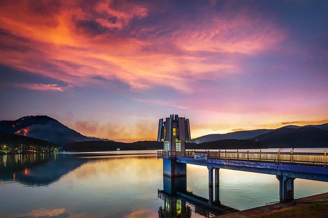 Sunset on Tuyen Lam lake