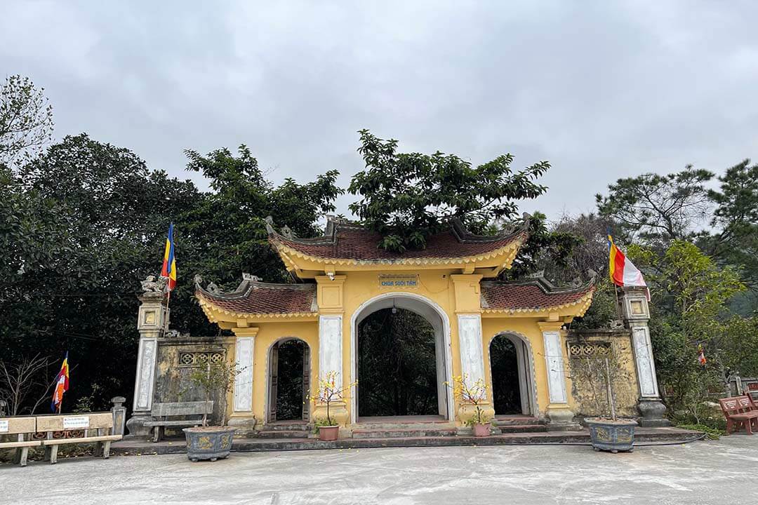 The gate of Suoi Tam pagoda