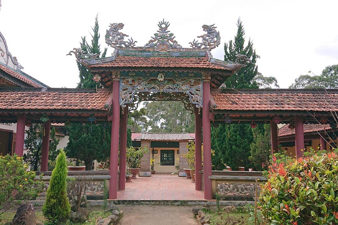 A corner inside Linh Son Pagoda