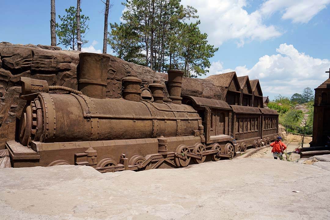 Admire architecture masterpieces of the Sculpture Tunnel