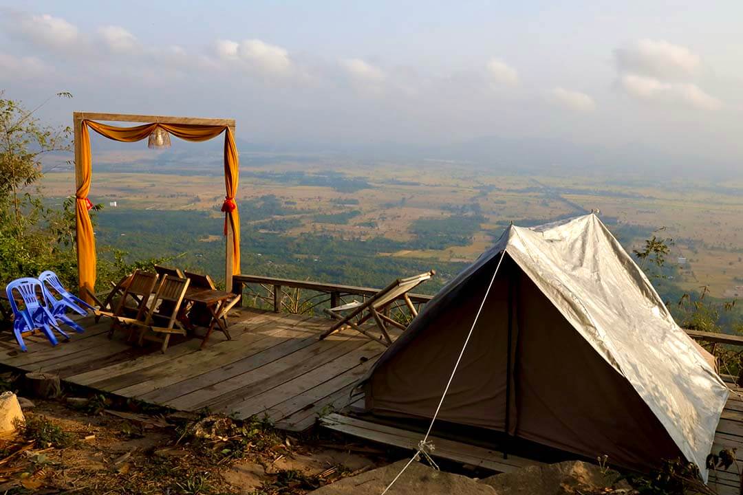 Admire the scenery from the top of Cam Moutain