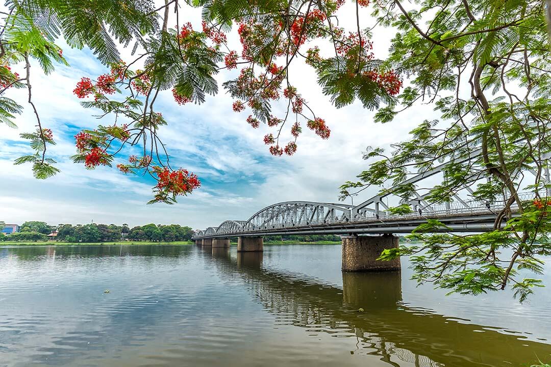 Best time to visit Truong Tien bridge