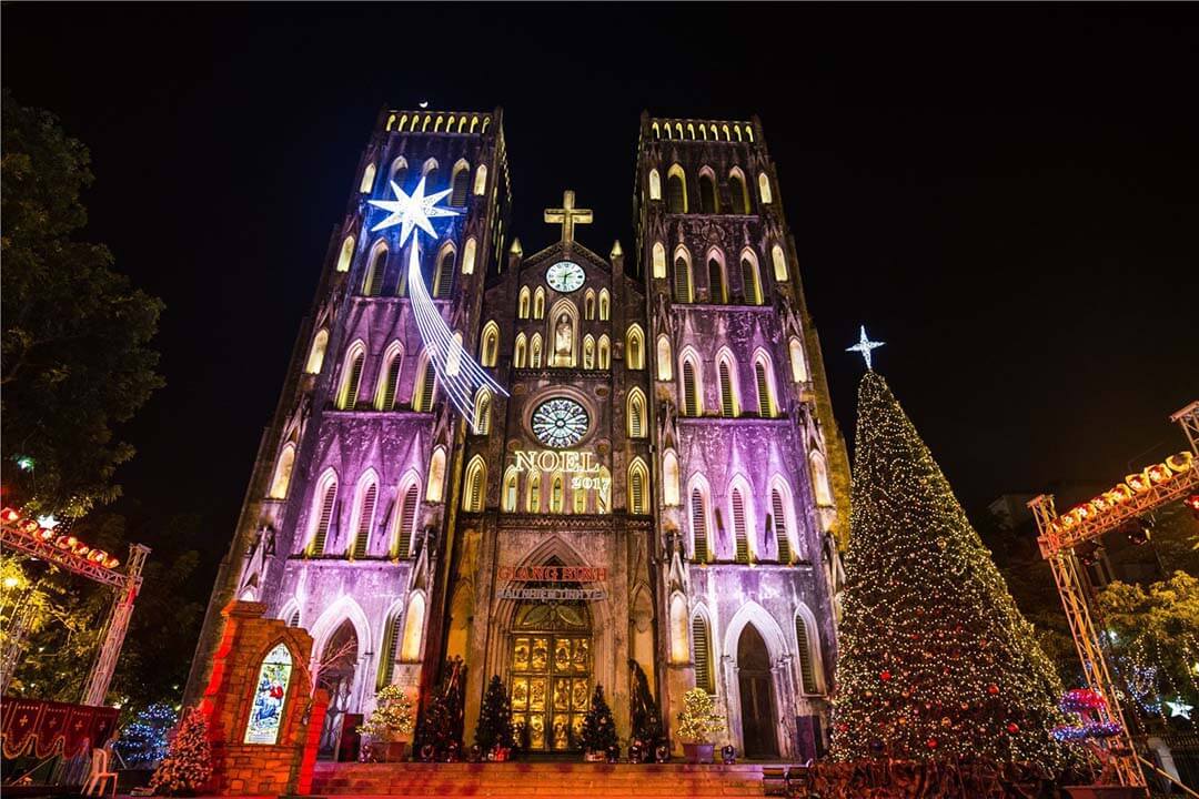 Christmas asmotphere at Hanoi St. Joseph's Cathedral