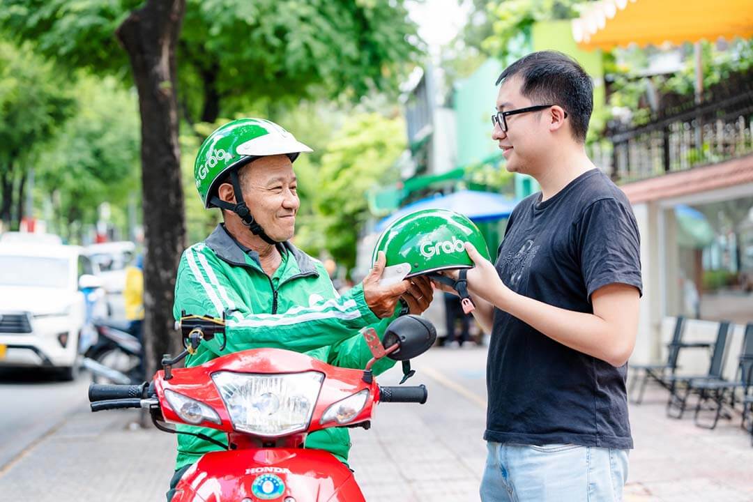 Grab technology motobike - travel from Noi Bai Airport to Hanoi Old Quarter