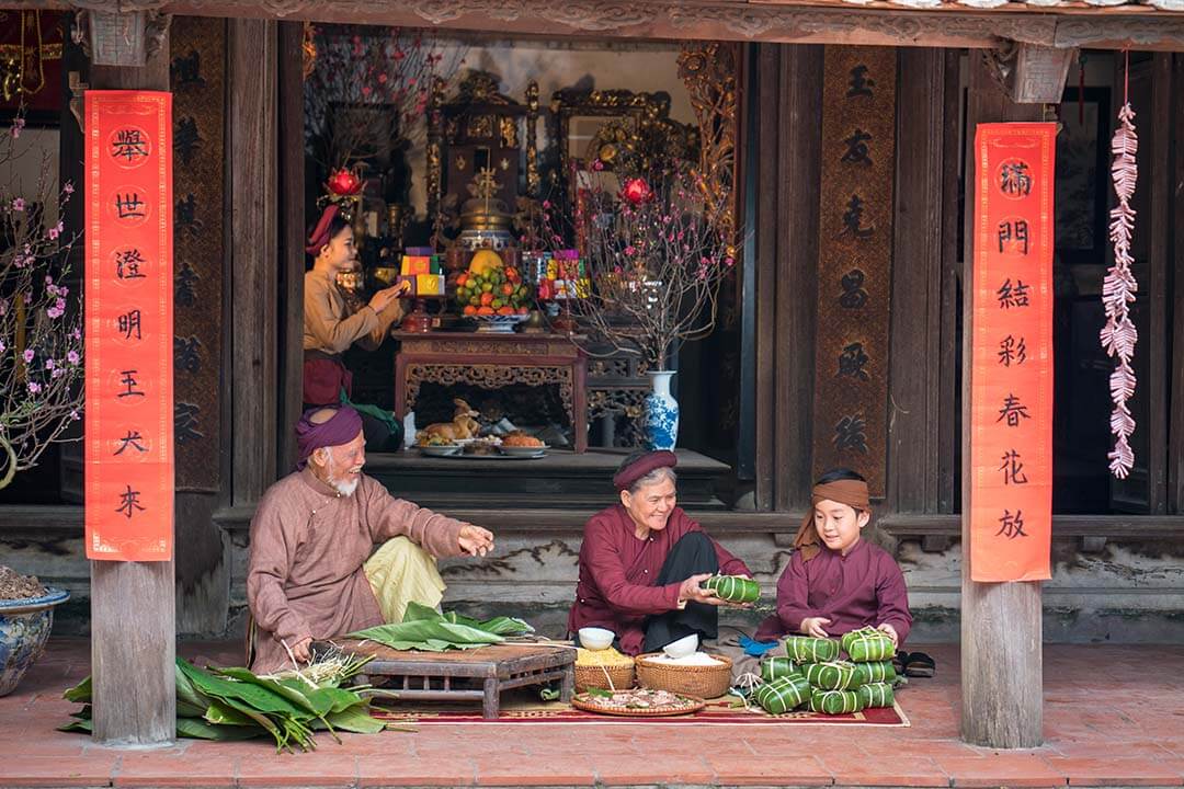 Make Chung Cake of Vietnamese in Tet holiday