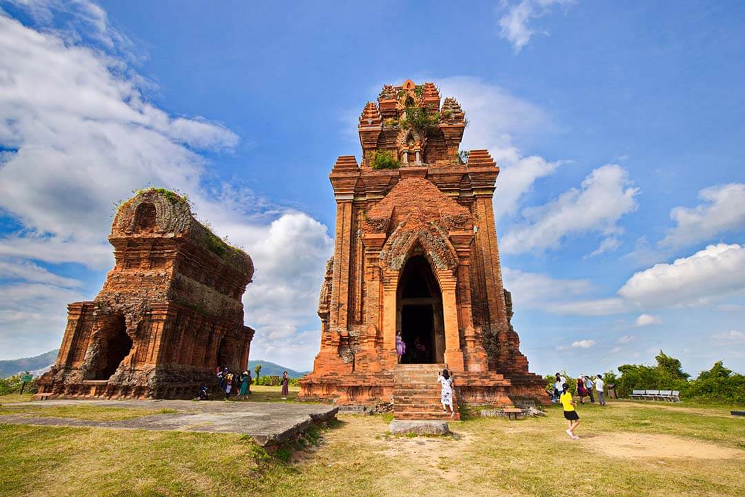 Overview of Banh It Cham Temple