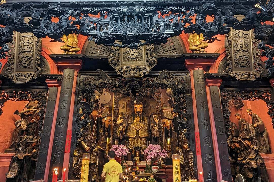 Pray in Ngoc Hoang Pagoda