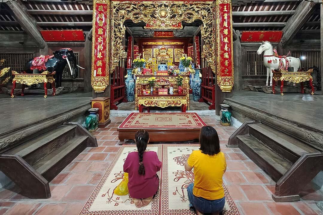 Pray your wishes in Hang Kenh communal house