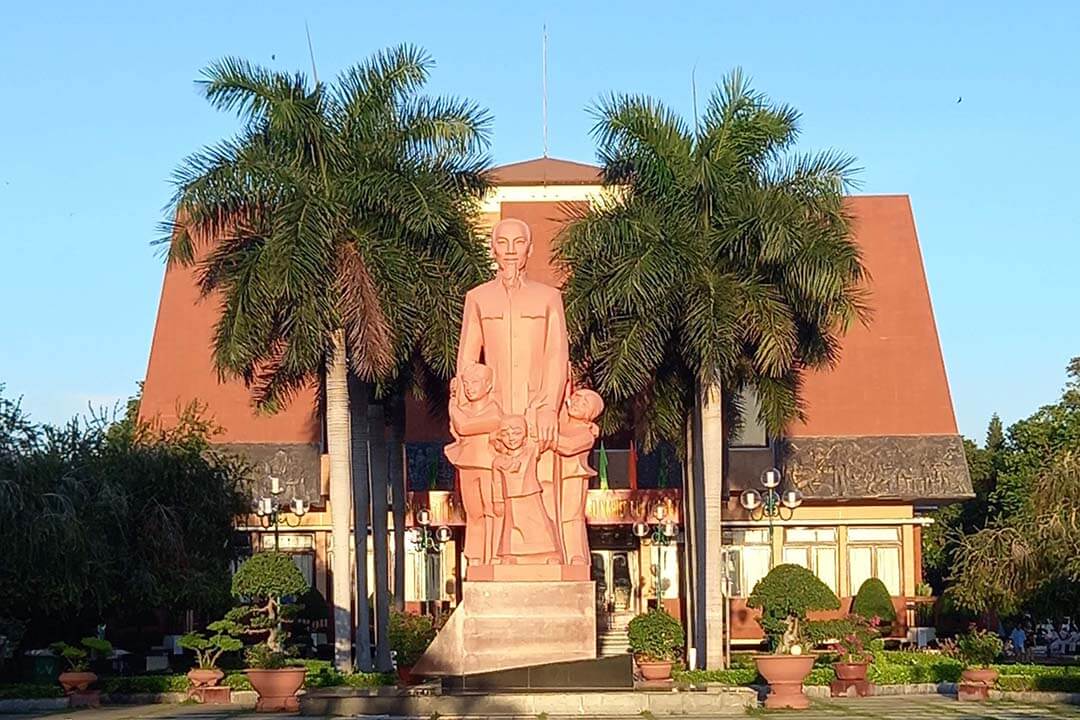 Statue of Ho Chi Minh and childrens at Duc Thanh school