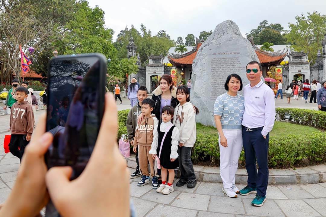 Take a photo in Hai Ba Trung Temple