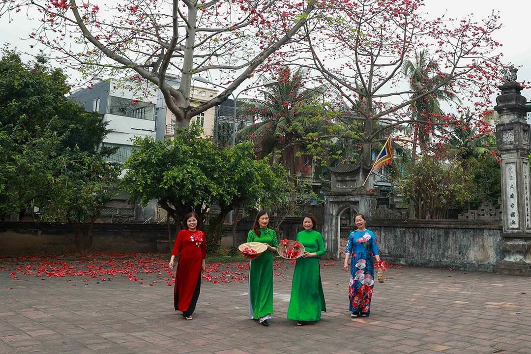 Take lots of photos in Hang Kenh communal house