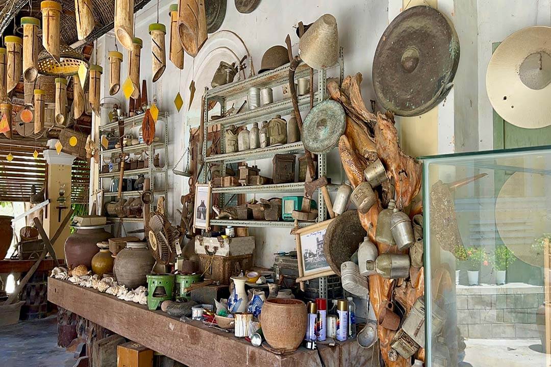 The display of souvenirs outside Mang Lang Church