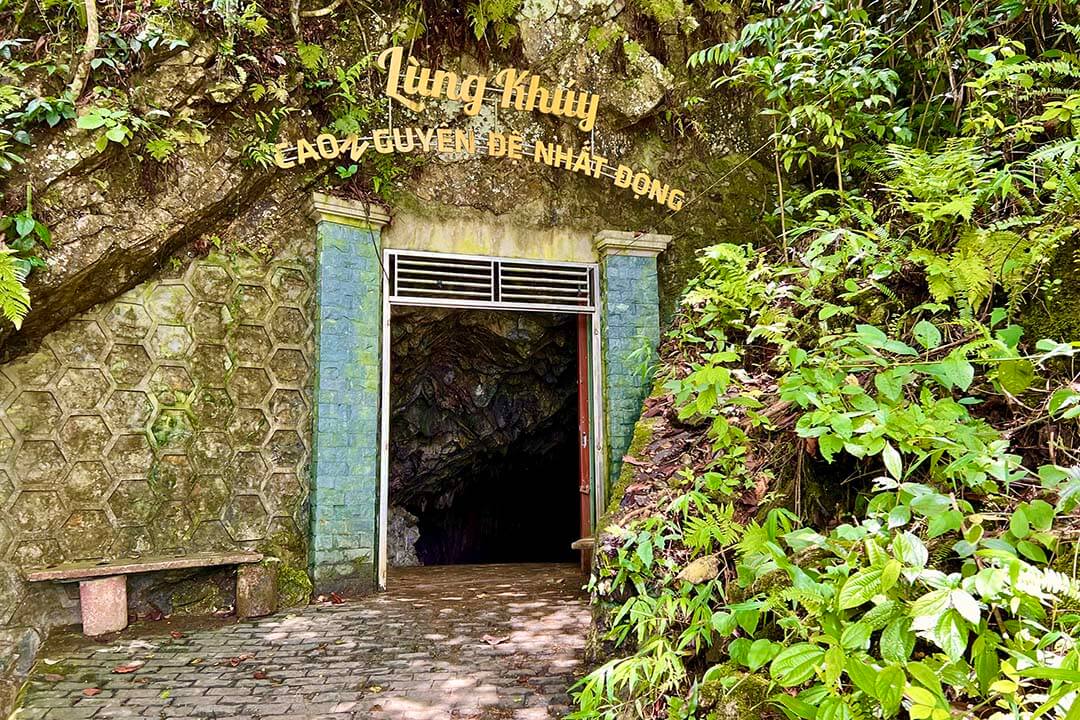 The gate of Lung Khuy Cave