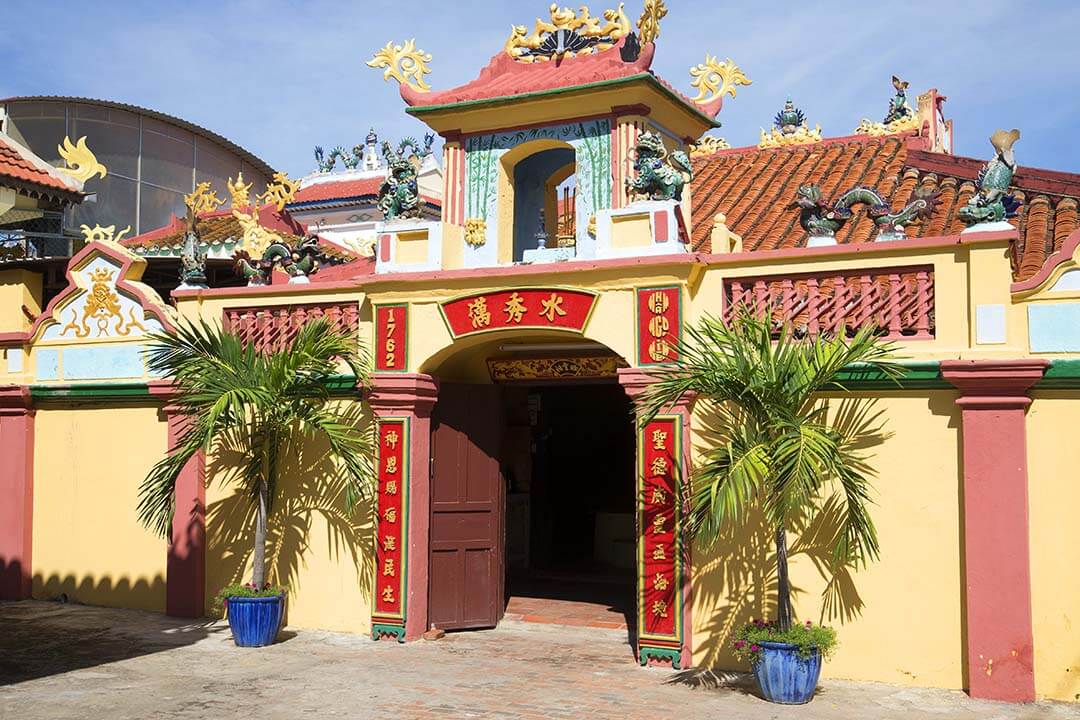 The gate of Van Thuy Tu Temple