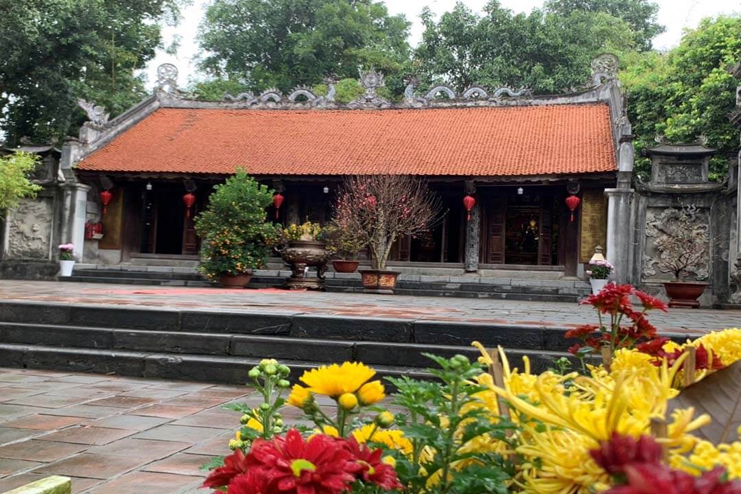 Thi Sach Temple inside Hai Ba Trung Temple