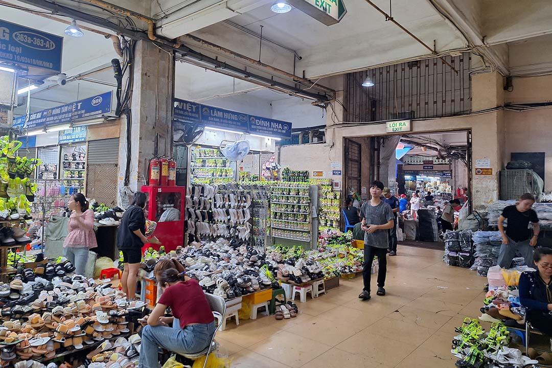 Dong Xuan Market in the morning