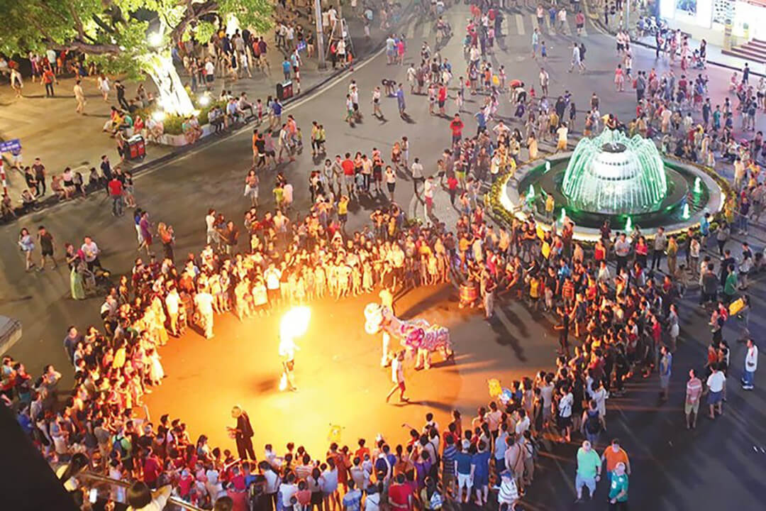 Hoan Kiem Lake walking street