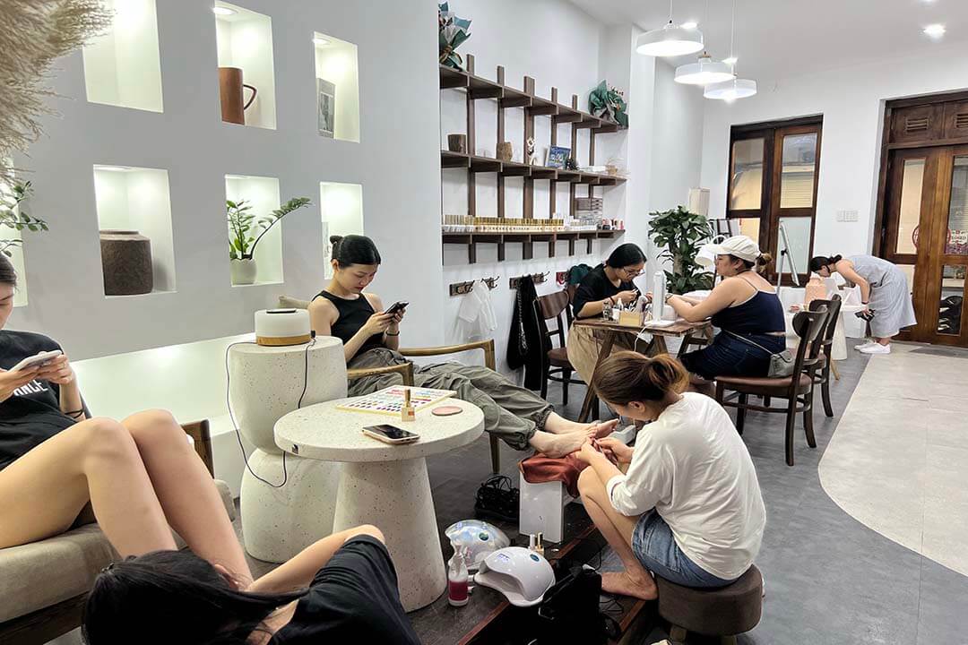 Many customers are using the services at Fedi Nail Coffee