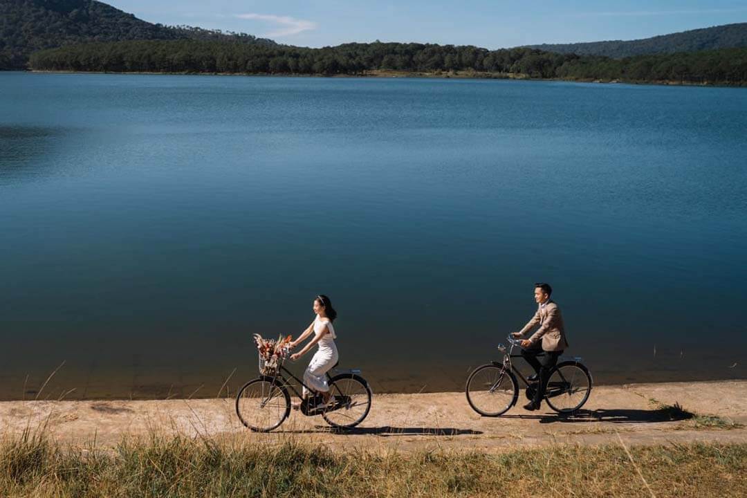 Cycling in Tuyen Lam Lake