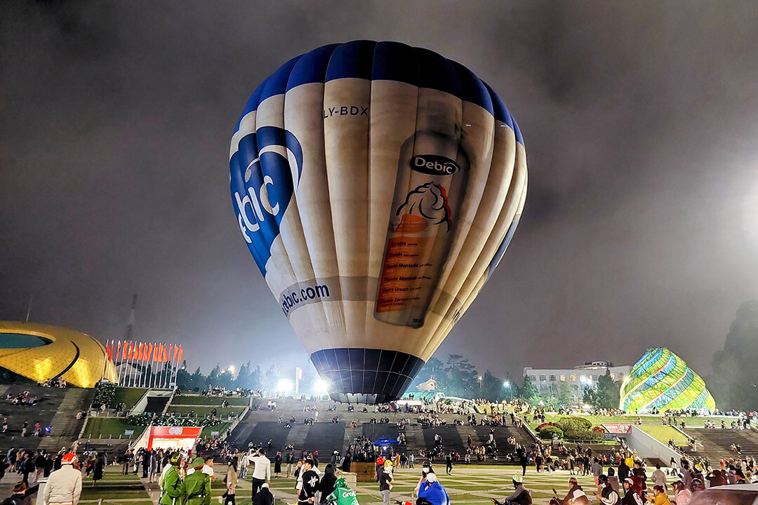 The hot air balloon festival takes place at Lam Vien Square